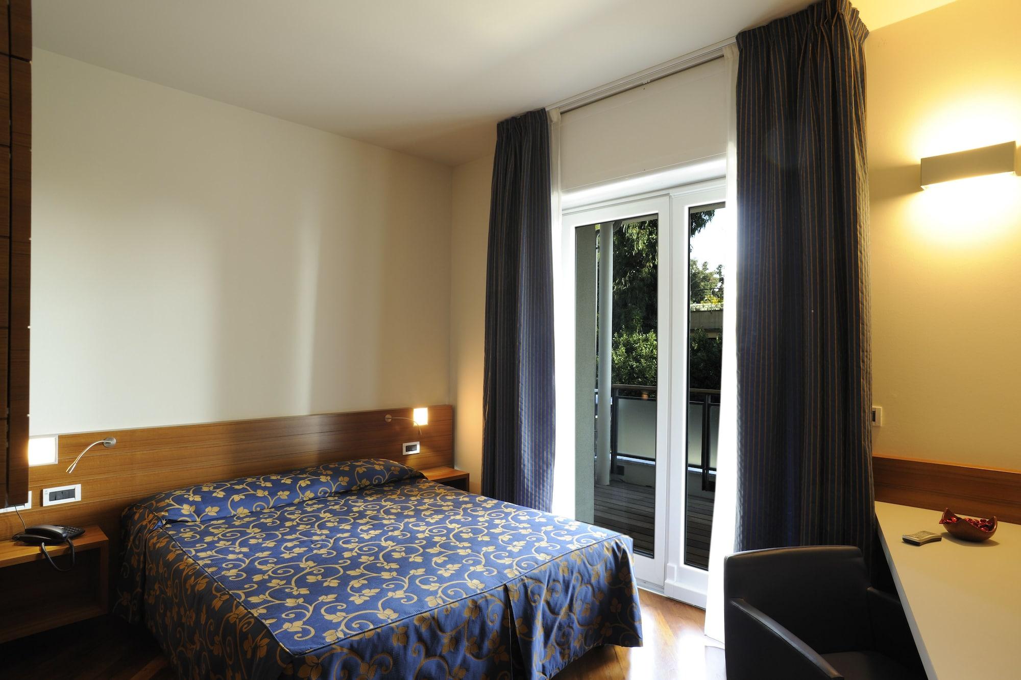 Hotel Le Roi วาราซเซ ภายนอก รูปภาพ