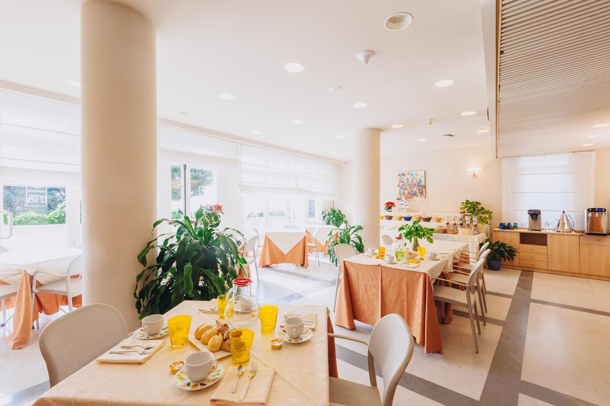 Hotel Le Roi วาราซเซ ภายนอก รูปภาพ